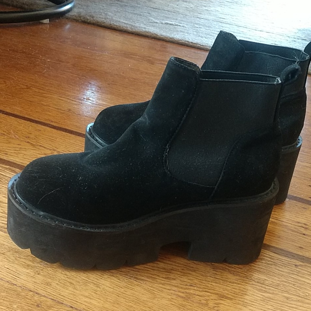 Black platform "Chelsea boots"